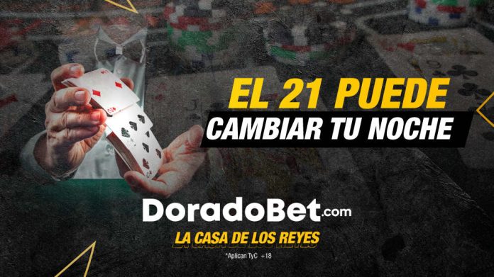 jugador aprendiendo 21 blackjack online en DoradoBet Ecuador con cartas y fichas