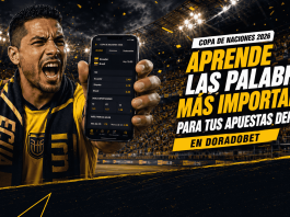 Apostador ecuatoriano revisando mercados de apuestas deportivas en su celular durante el torneo internacional de fútbol 2026, con una interfaz de DoradoBet visible y la camiseta de La Tri al fondo.