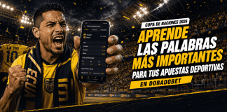 Apostador ecuatoriano revisando mercados de apuestas deportivas en su celular durante el torneo internacional de fútbol 2026, con una interfaz de DoradoBet visible y la camiseta de La Tri al fondo.